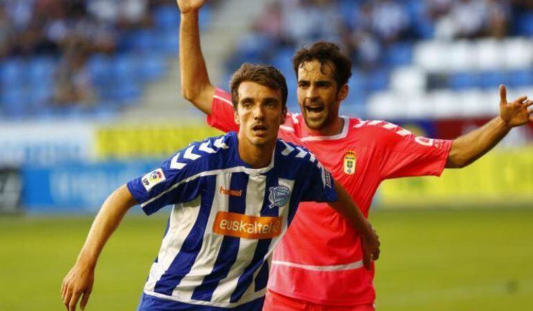 Manu Barreiro pugna con un jugador del Oviedo durante un lance del partido