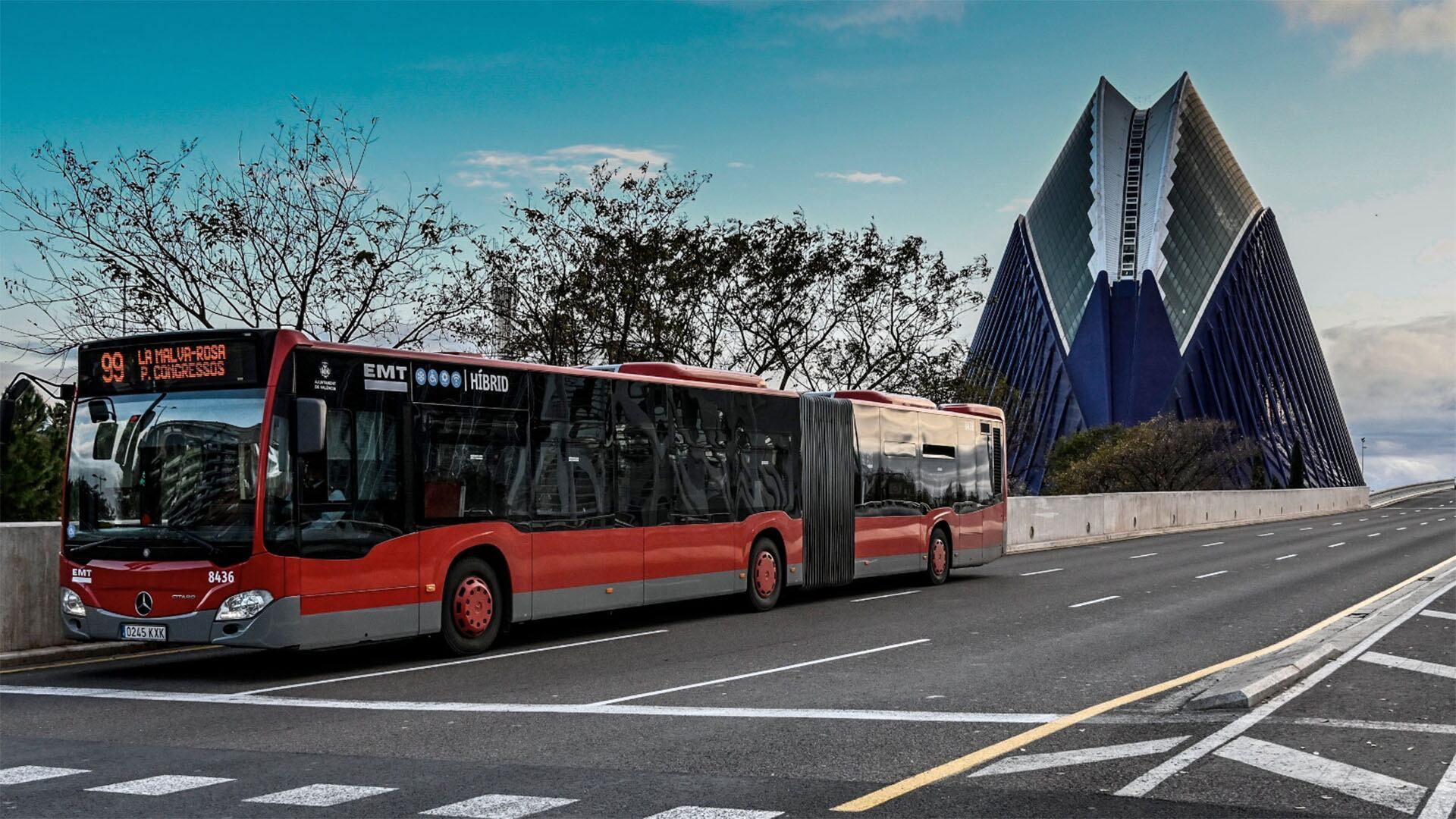 Autobús de la EMT junto al Ágora de València