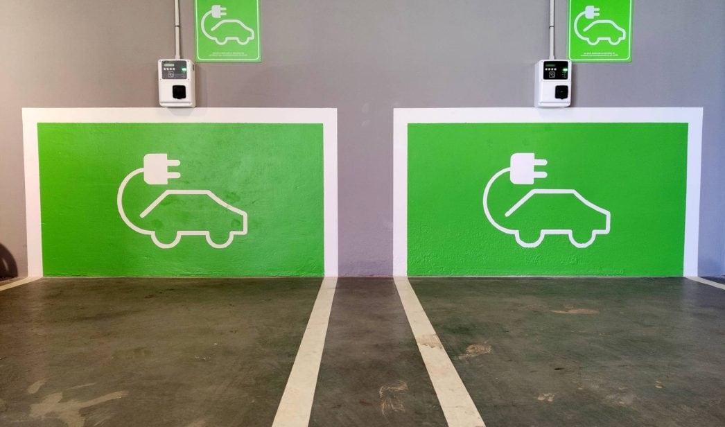 ¿Es legal prohibir la entrada de coches eléctricos en un ‘parking’?
