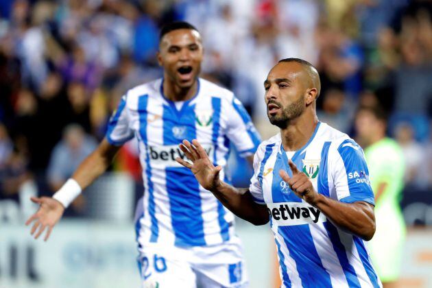 El centrocampista marroquí del Leganés Nabil El Zhar (d) celebra el primer gol de su equipo ante el FC Barcelona, durante el partido de la sexta jornada de Liga que disputan hoy en el estadio de Butarque.