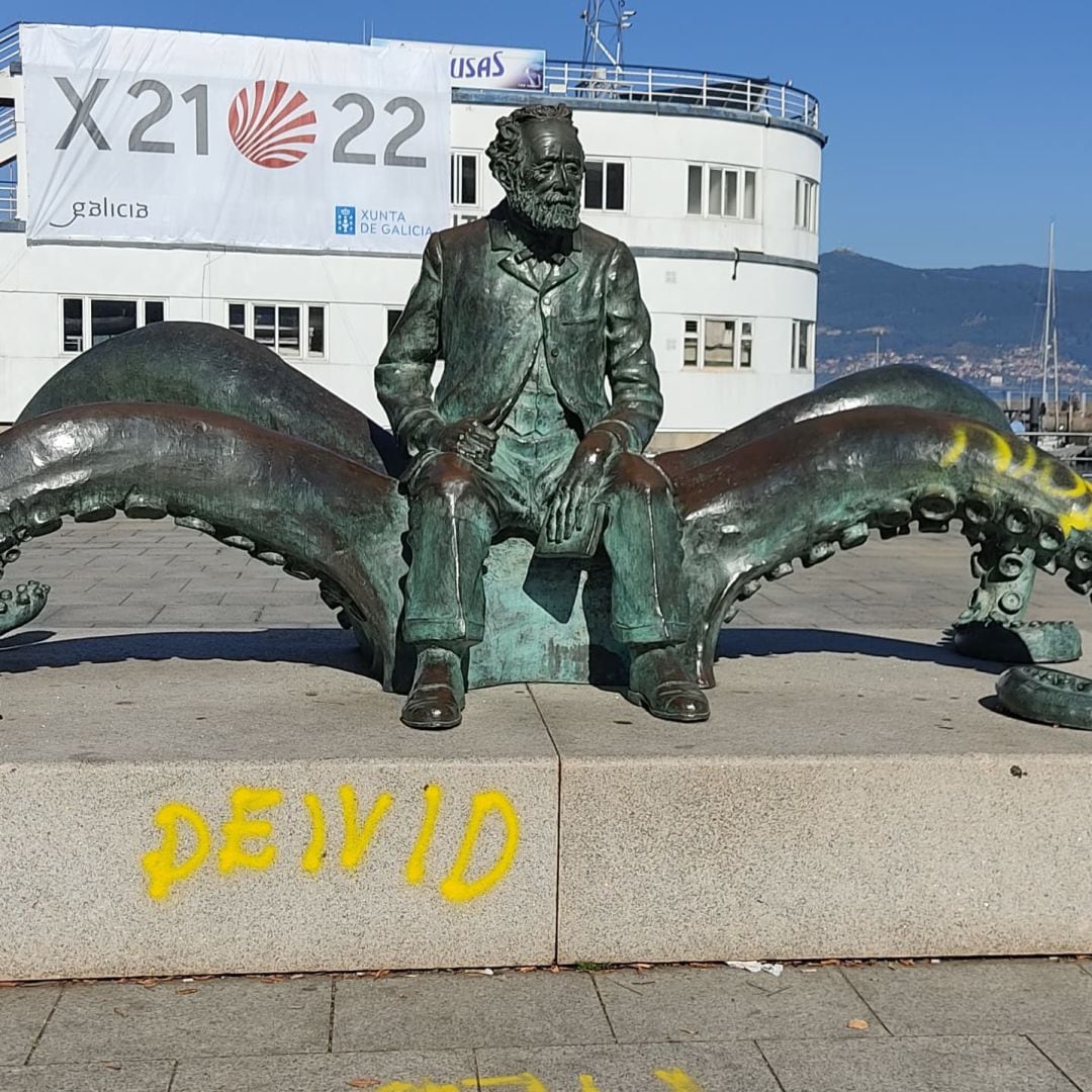 Estatua de Julio Verne con las pintadas anteriores