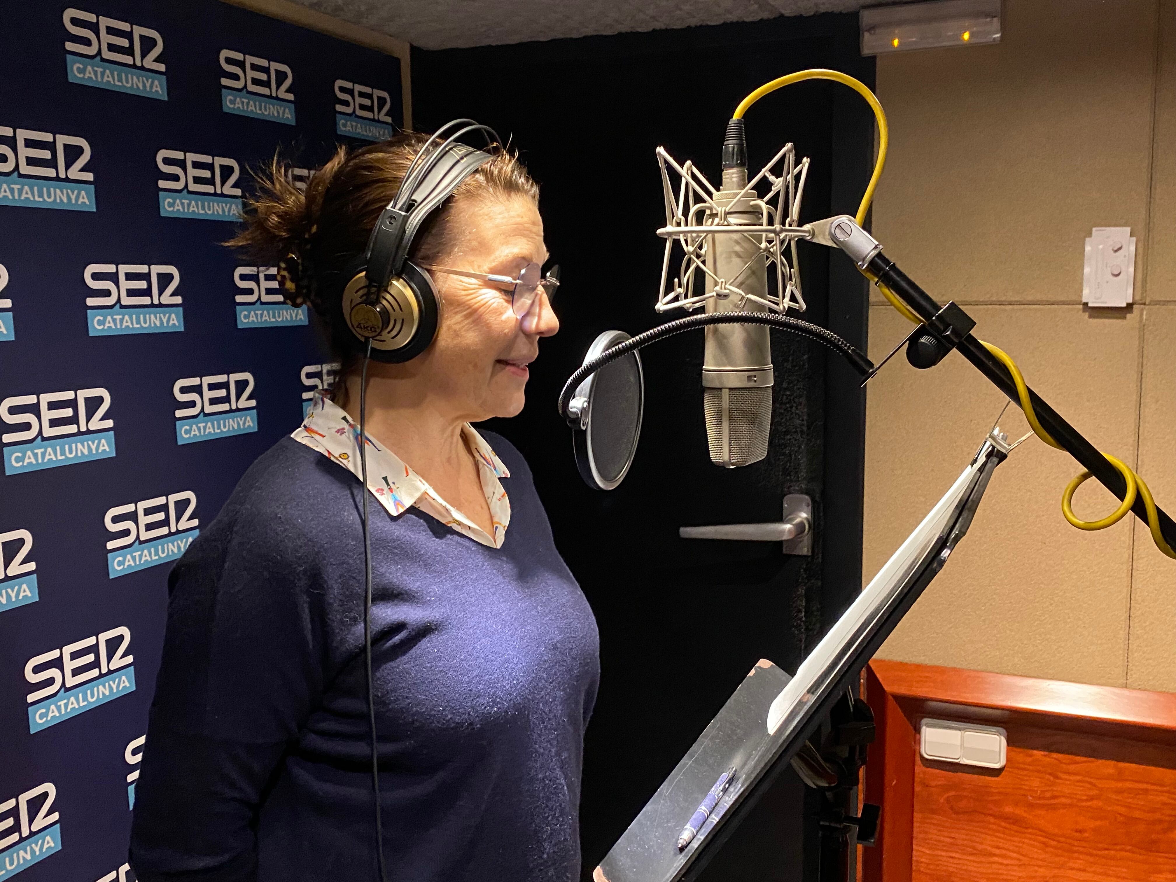 Emma Vilarasau als estudis de Ràdio Barcelona