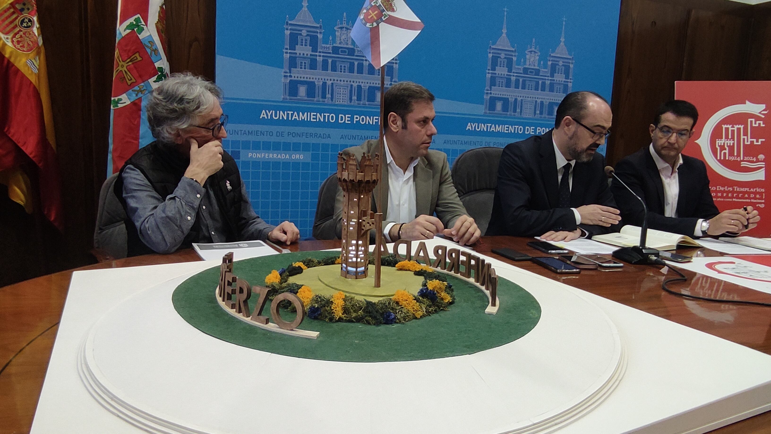 El alcalde y el concejal de Turismo junto al artista, al responsable de los museos, Javier García Bueso y la maqueta