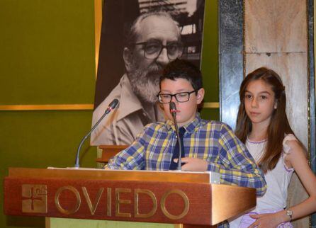 Pelayo González y Claudia Granados, alumnos del C.P. Poeta Ángel González, leen dos de sus poemas en el acto de nombramiento de Hijo Predilecto.