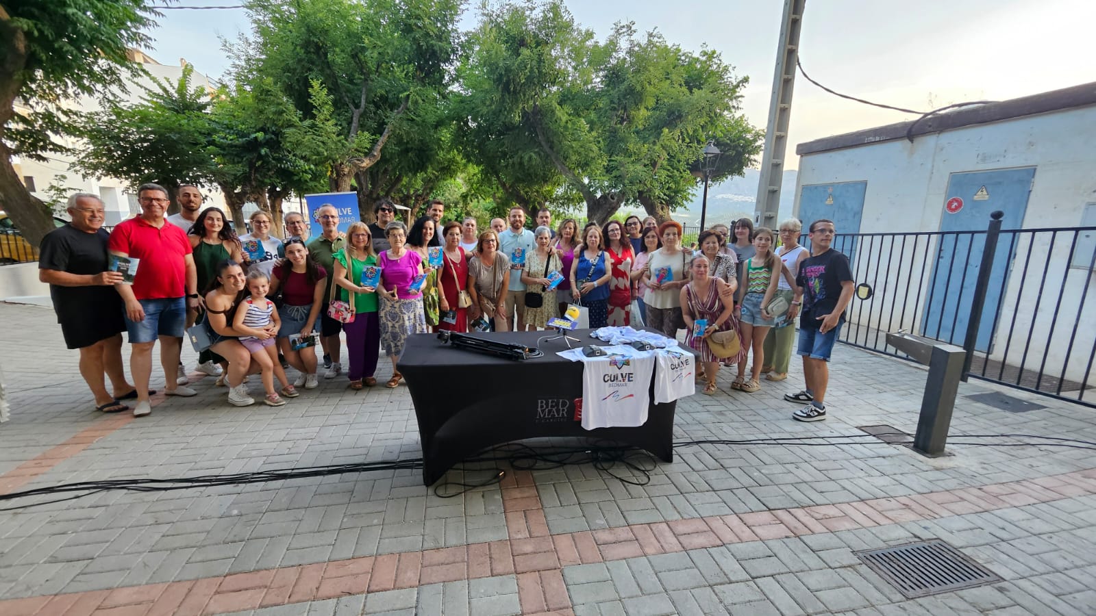 Foto de familia con alcalde, concejales, representantes de asociaciones y colectivos y público asistente a la presentación del CULVE Bedmar 2025