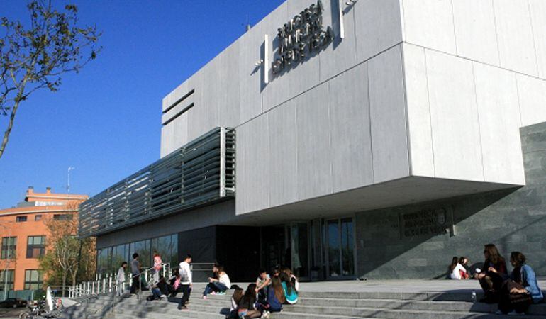 Ciudadanos Tres Cantos ha recogido las peticiones de los usuarios de la biblioteca municipal Lope de Vega pidiendo ampliar su horario y cobertura wifi, entre otras