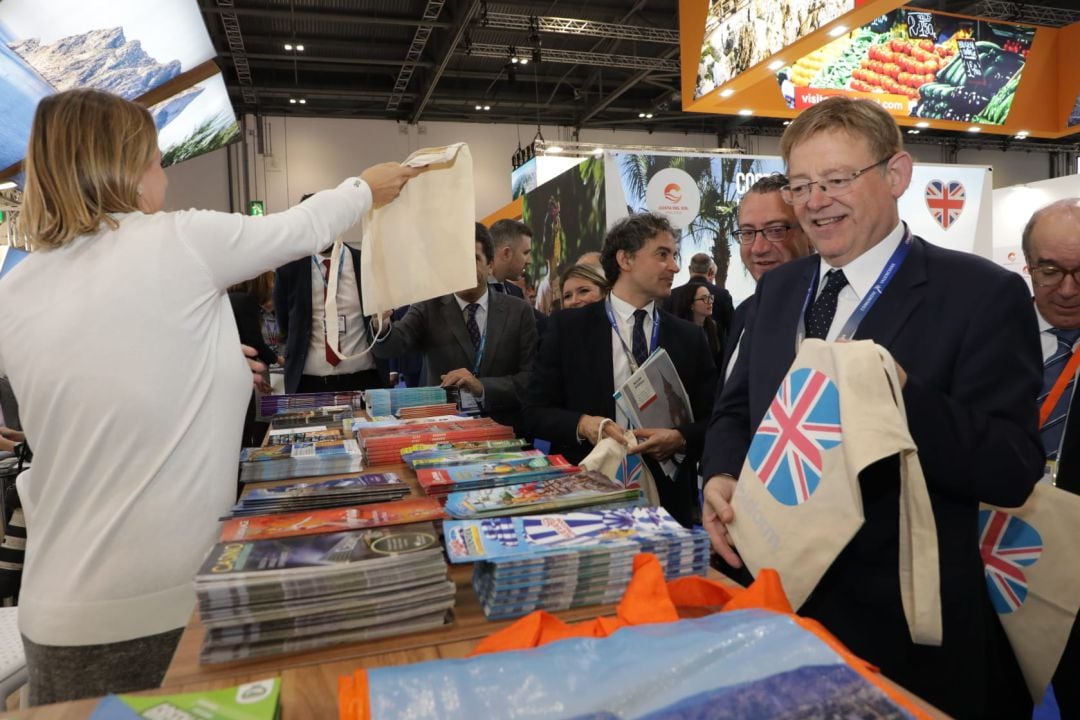 El president Ximo Puig, autoridades y empresarios ante el mostrador de Benidorm en el stand de la Comunitat Valenciana en la World Travel Market de Londres