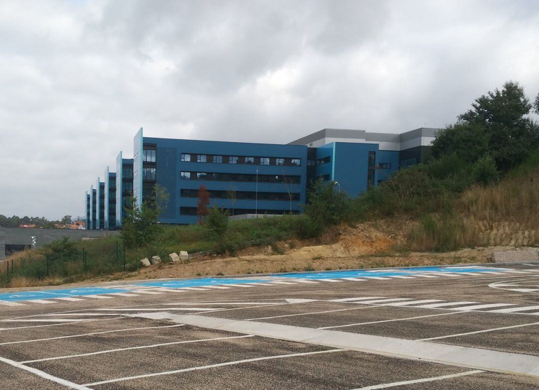 El hospital Álvaro Cunqueiro, desde el aparcamiento Clara Campoamor.