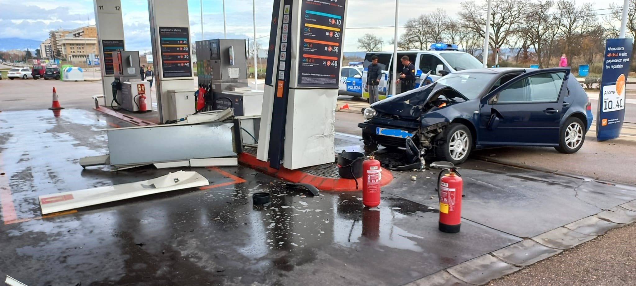 Estado en el que han quedado el vehículo accidentado y el surtidor de gasolina