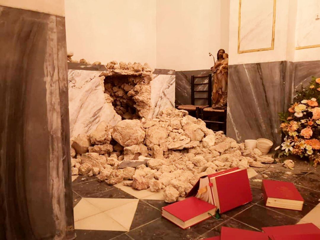 Los presuntos autores del robo destrozaron el altar de la ermita del Santo Cristo de Planes.