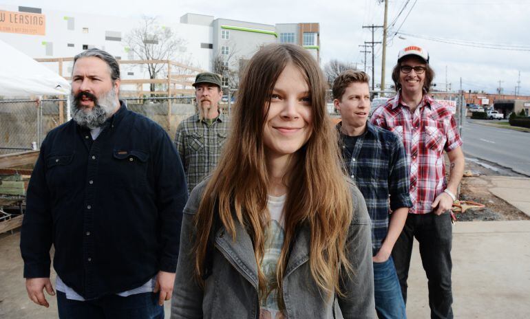 Sarah Shook and The Disarmers en una fotografía promocional