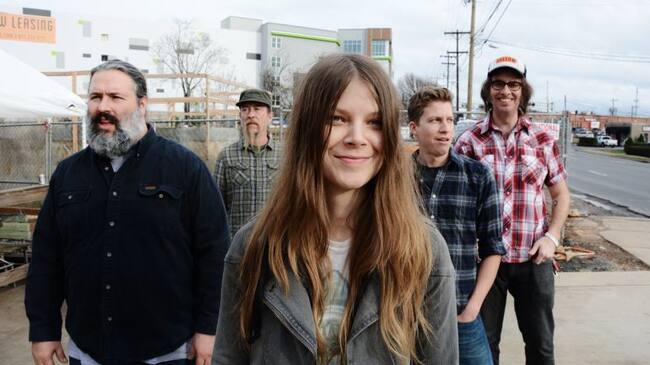 Sarah Shook and The Disarmers en una fotografía promocional