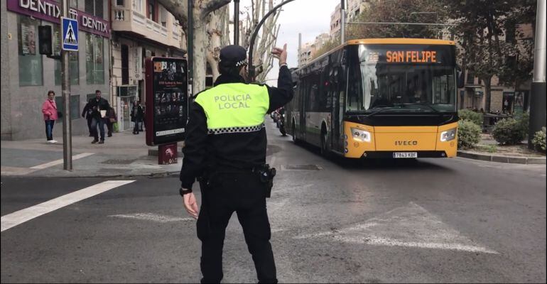 Un Policía Local de la capital se encarga de dirigir el tráfico en el centro de la ciudad.