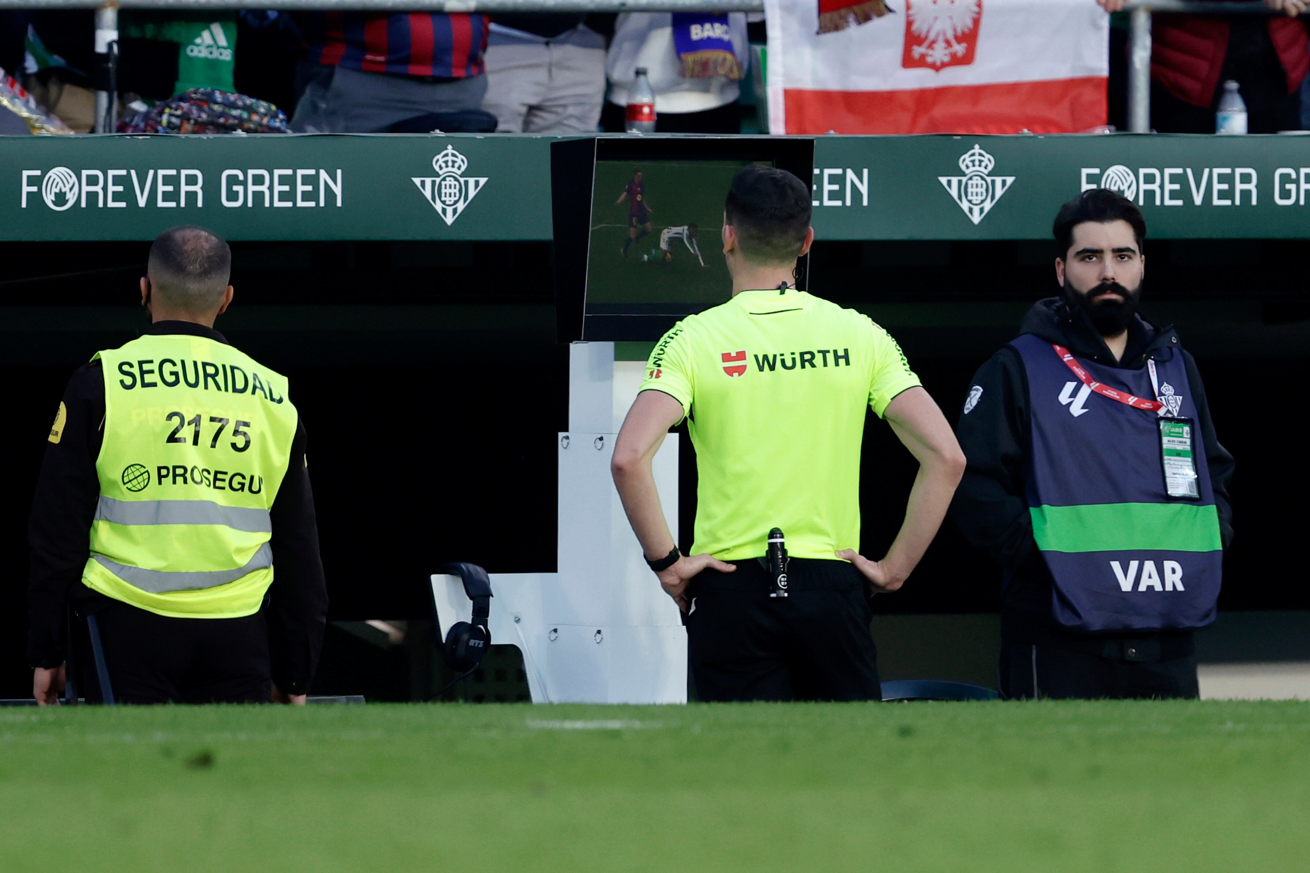 El árbitro Alejandro Muñiz Ruiz consulta al VAR un posible penalti durante el Real Betis-FC Barcelona