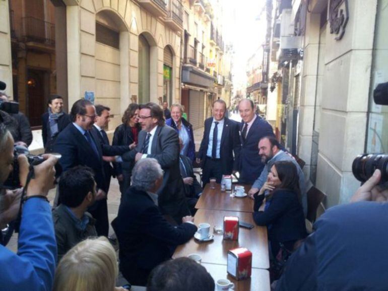 Concejales de Granada se saludan en la calle a la hora del café