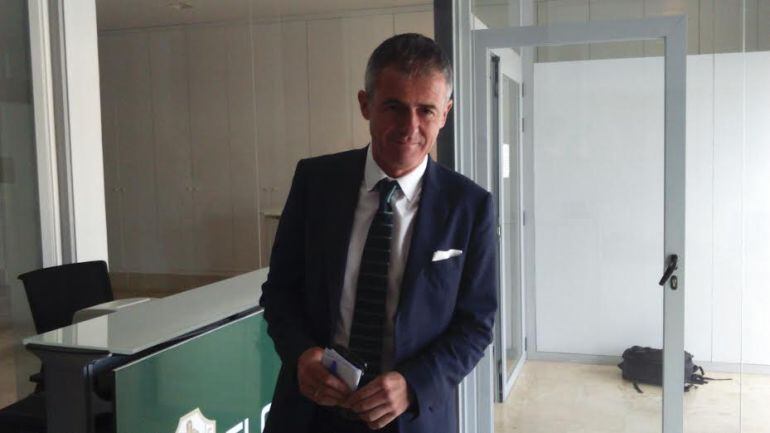 Lucas Alcaraz en el Martínez Valero tras su reunión con el consejo