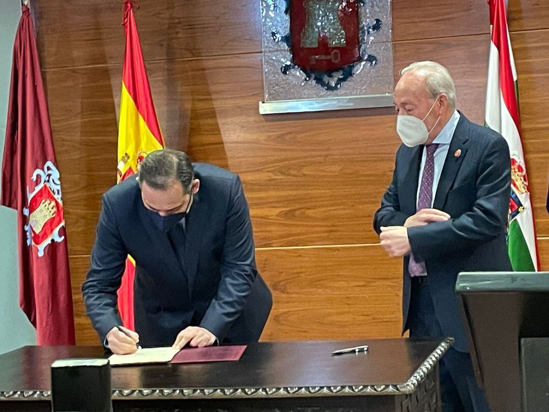 Firma del protocolo de la Agenda Urbana Española entre el ministro de Transportes y Movilidad, José Luis Ábalos, y el alcalde de Alfaro, Julián Jiménez Velilla.