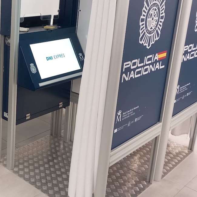 El módulo del “DNI Exprés” implementado en la calle López Dóriga (Santander), agiliza la renovación del documento y supone un ahorro económico