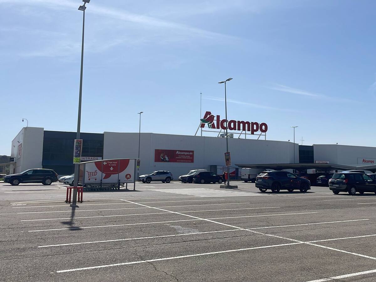 Roban en el Alcampo de Calatayud y en su huida embisten a un coche de Policía