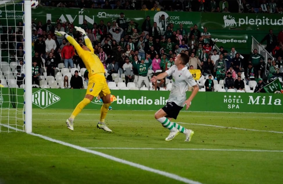 Vicente manda el balón al larguero. Nacho Cubero