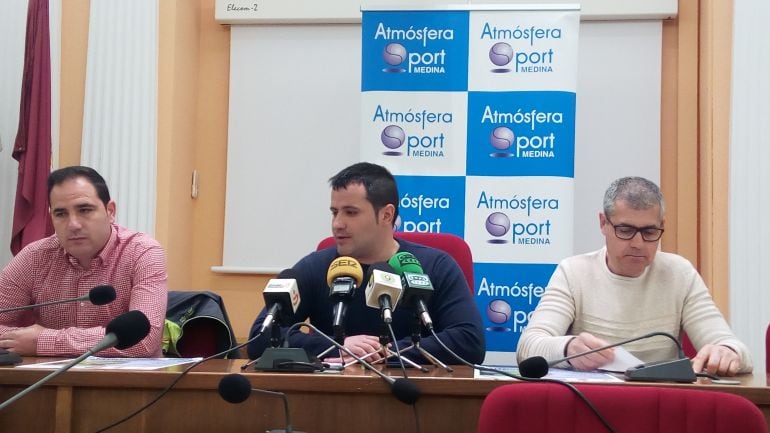 El concejal de deportes, Jorge Barragán, y los organizadores de la carrera Atmósfera Sport
