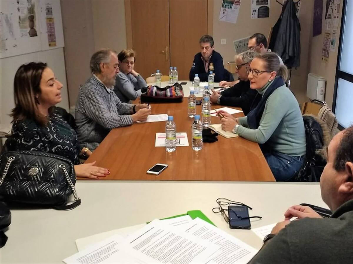 El PSOE presenta su campaña "Las huellas del incumplimiento" a la Federación de Vecinos