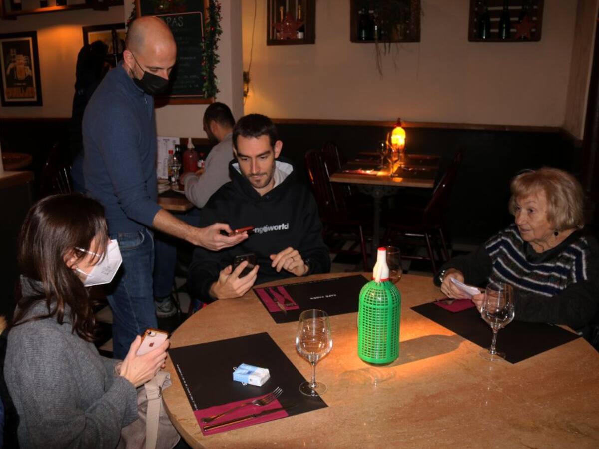 El TSJC avala l'ús del passaport COVID 14 dies més