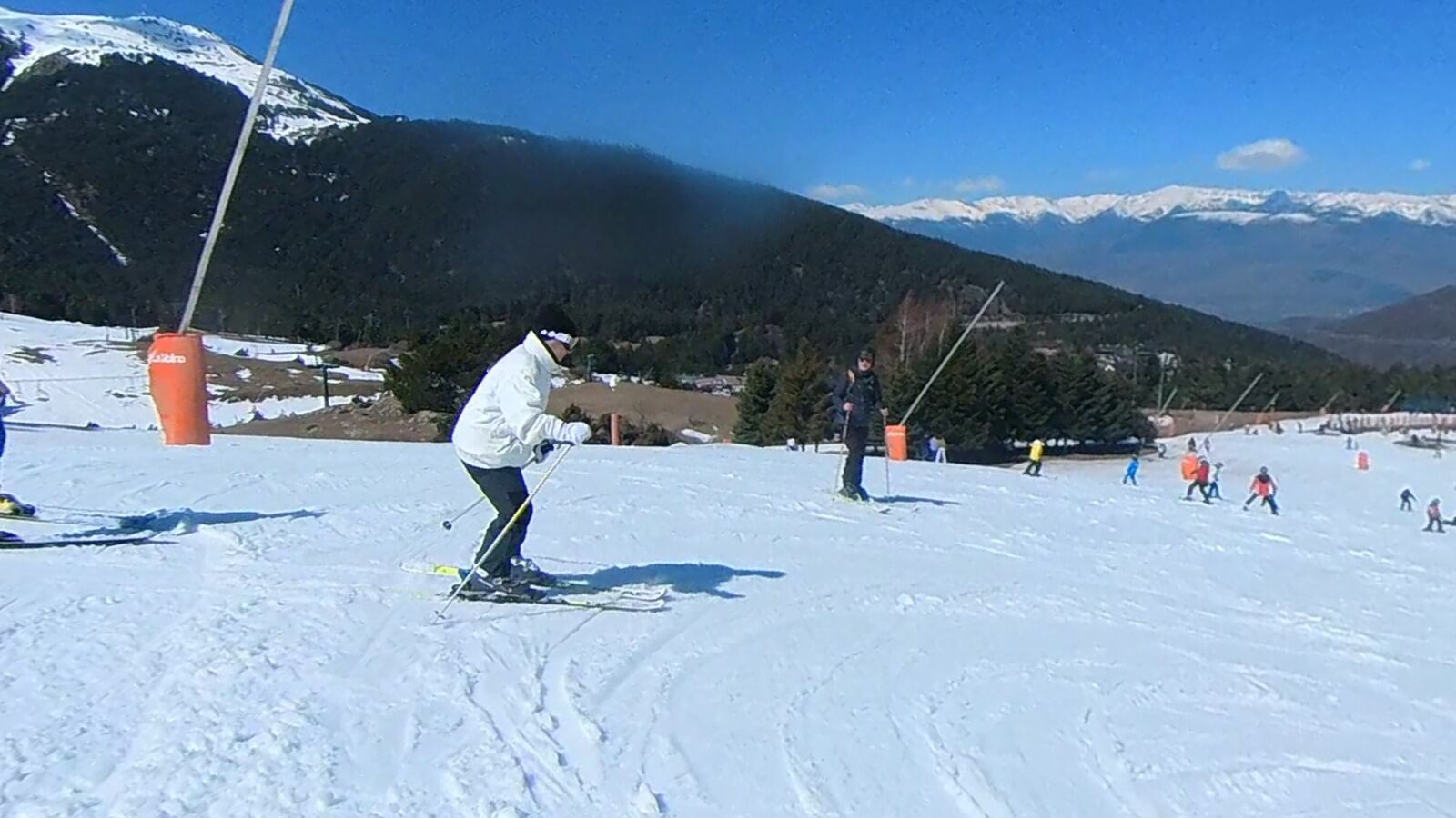 La Montse Comas, amb 85 anys, torna a esquiar a La Molina i baixa la pista llarga
