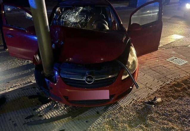 El coche del detenido empotrado contra una farola.