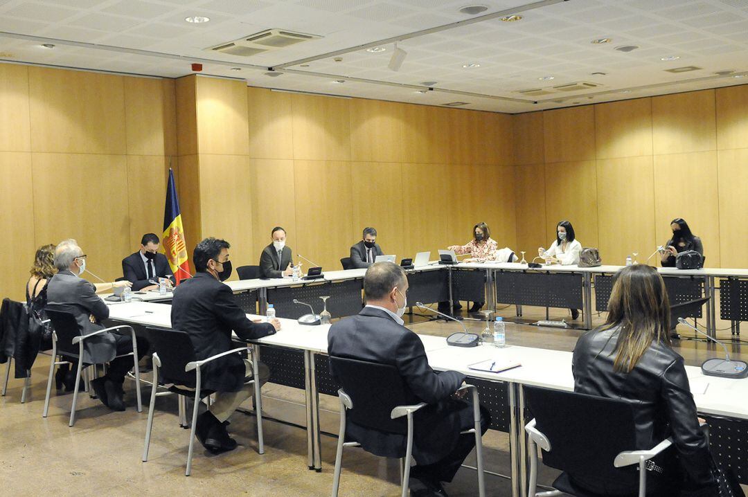 Un moment de la reunió que van mantenir la setmana passada els representants del Govern i les estacions d'esquí.