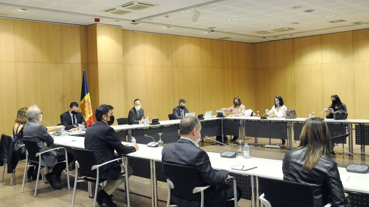 Govern i estacions decideixen avui si obren o no a equiadors forans