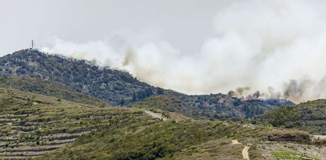 Uno de los frentes del fuego de La Gomera visto desde la localidad de Arure. Los tres frentes de este incendio forestal que se registra en la isla desde hace ocho días siguen activos