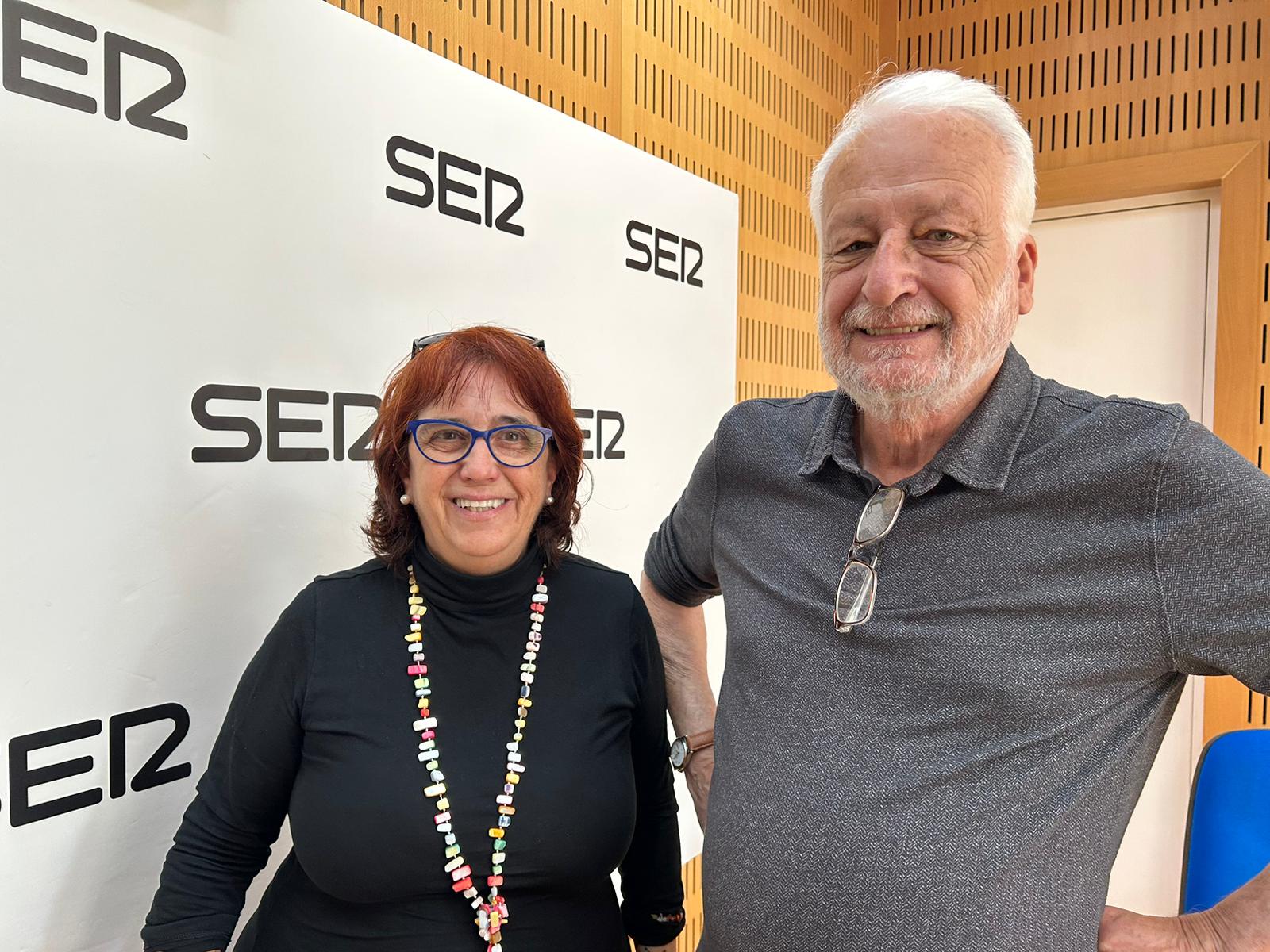 Cecilia Ibáñez, realizadora de cine y autora del documental &#039;Reyes Noval: memoria feminista en Murcia&#039;, junto a Manuel Muñoz Zielinski, en los estudios de Radio Murcia