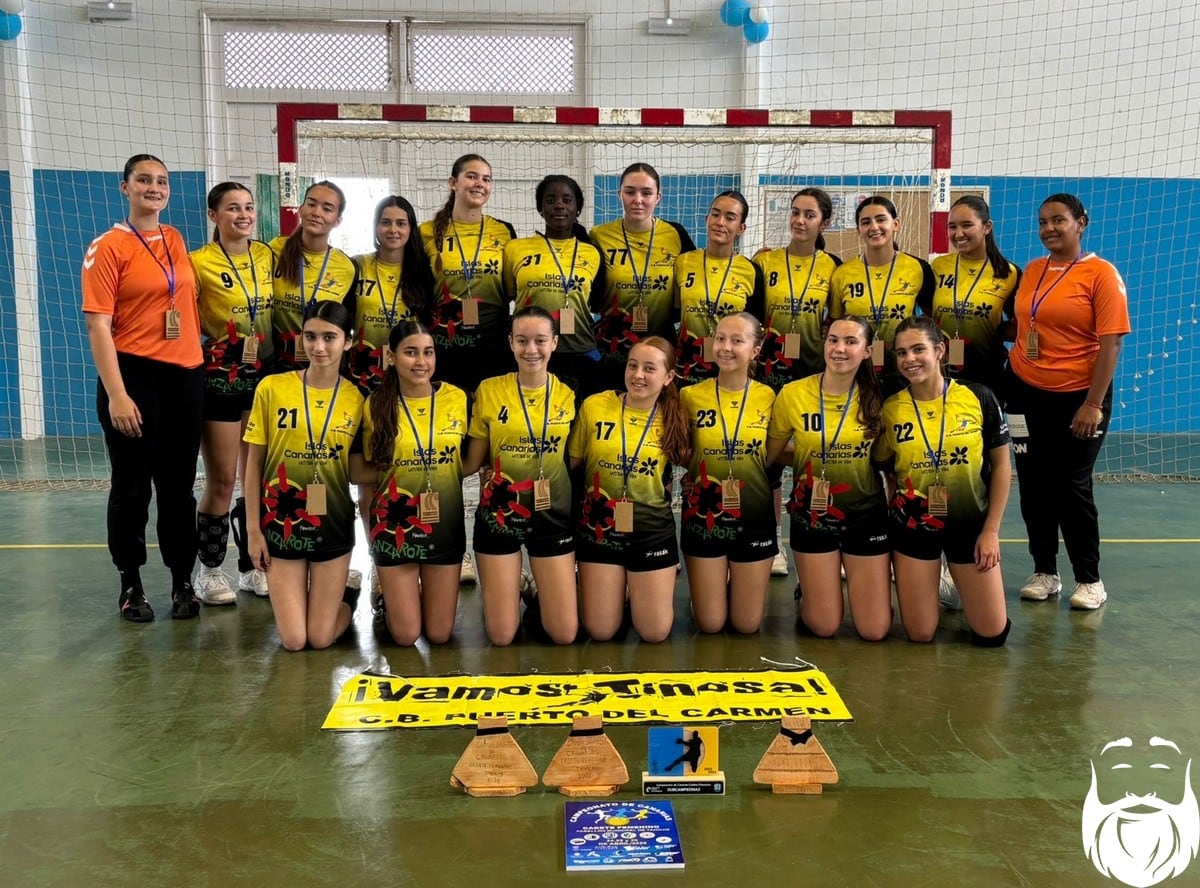 Las jugadoras del equipo Cadete del Puerto del Carmen, subcampeonas de Canarias.