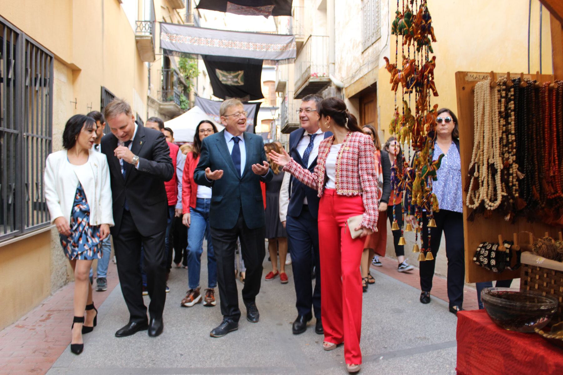 Un instante del recorrido de las autoridades por las calles de Cocentiana
