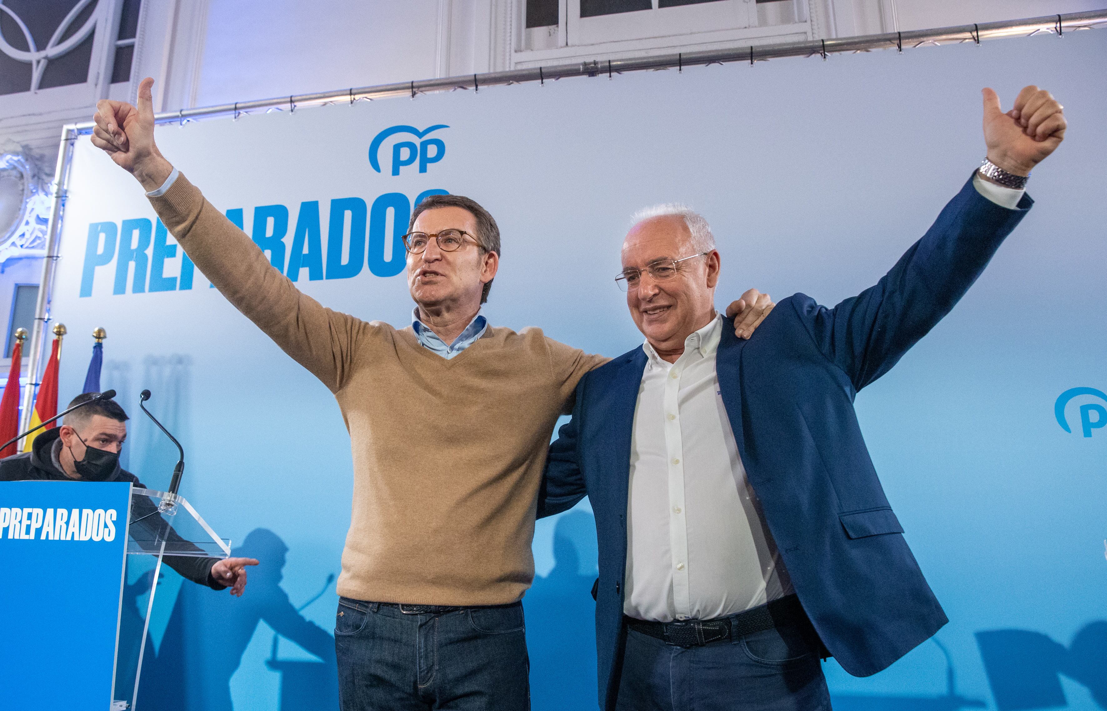 Logroño, 25/03/2022.- El candidato a la presidencia del Partido Popular, Alberto Núñez Feijóo (i) y el presidente del PP de La Rioja, José Ignacio Ceniceros, durante el acto que los populares han celebrado hoy viernes en Logroño. EFE/Raquel Manzanares.
