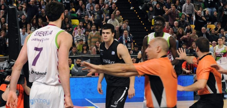 GRA374 BILBAO, 01/03/2015.- El jugador serbio del Bilbao Basket, Dejan Todorovic (c) y el georgiano del Laboral Kutxa Baskonia, Tornike Shengelia, sen enfrentan al final del encuentro correspondiente a la vigesimosegunda jornada de la fase regular de la Liga ACB, que han disputado esta tarde en el Bilbao Arena. EFE/Alfredo Aldai.