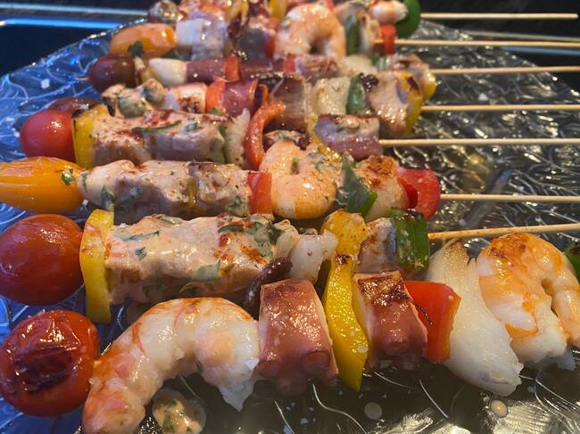 Brochetas de pescado y marisco.