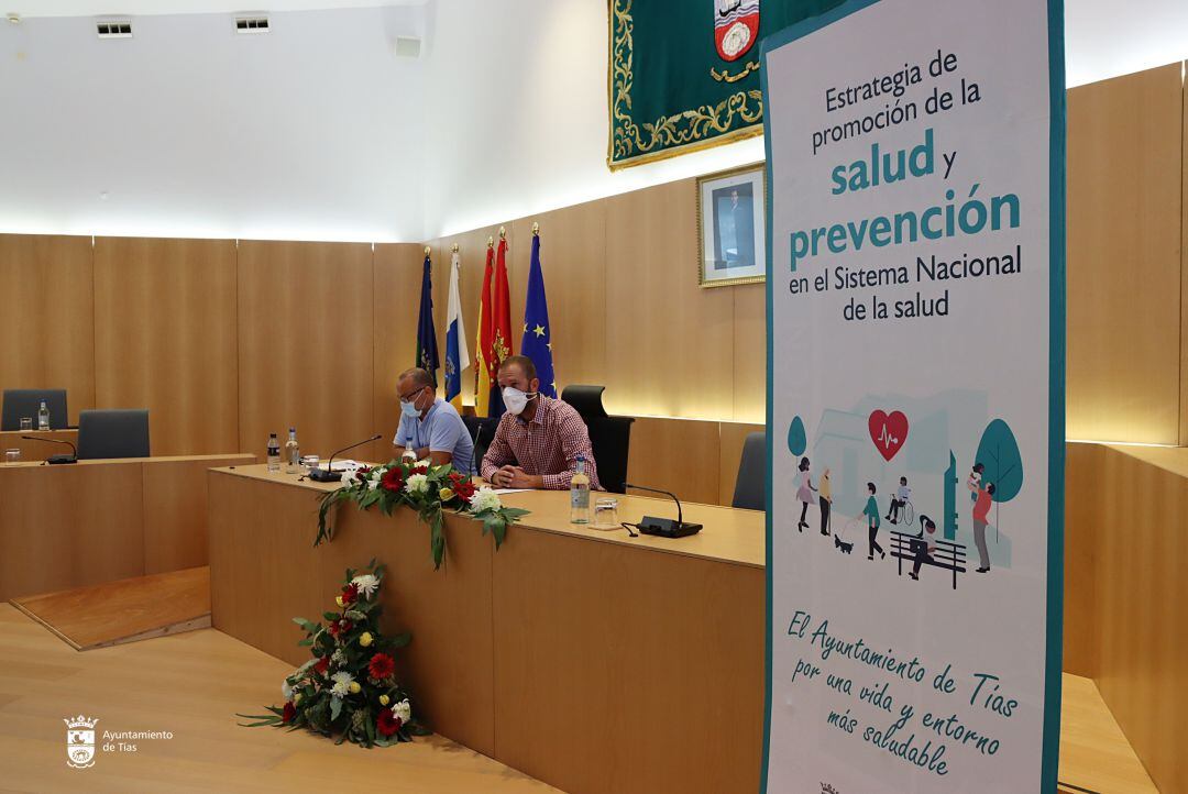 El concejal de Juventud, Christopher Notario dando inicio a la reunión.