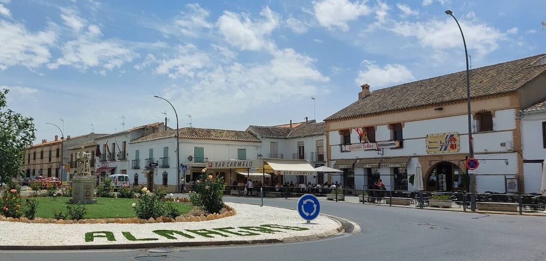 Rotonda del Monumento a la encajera, a la derecha se ubica el establecimiento de &quot;Quesos Téllez&quot;