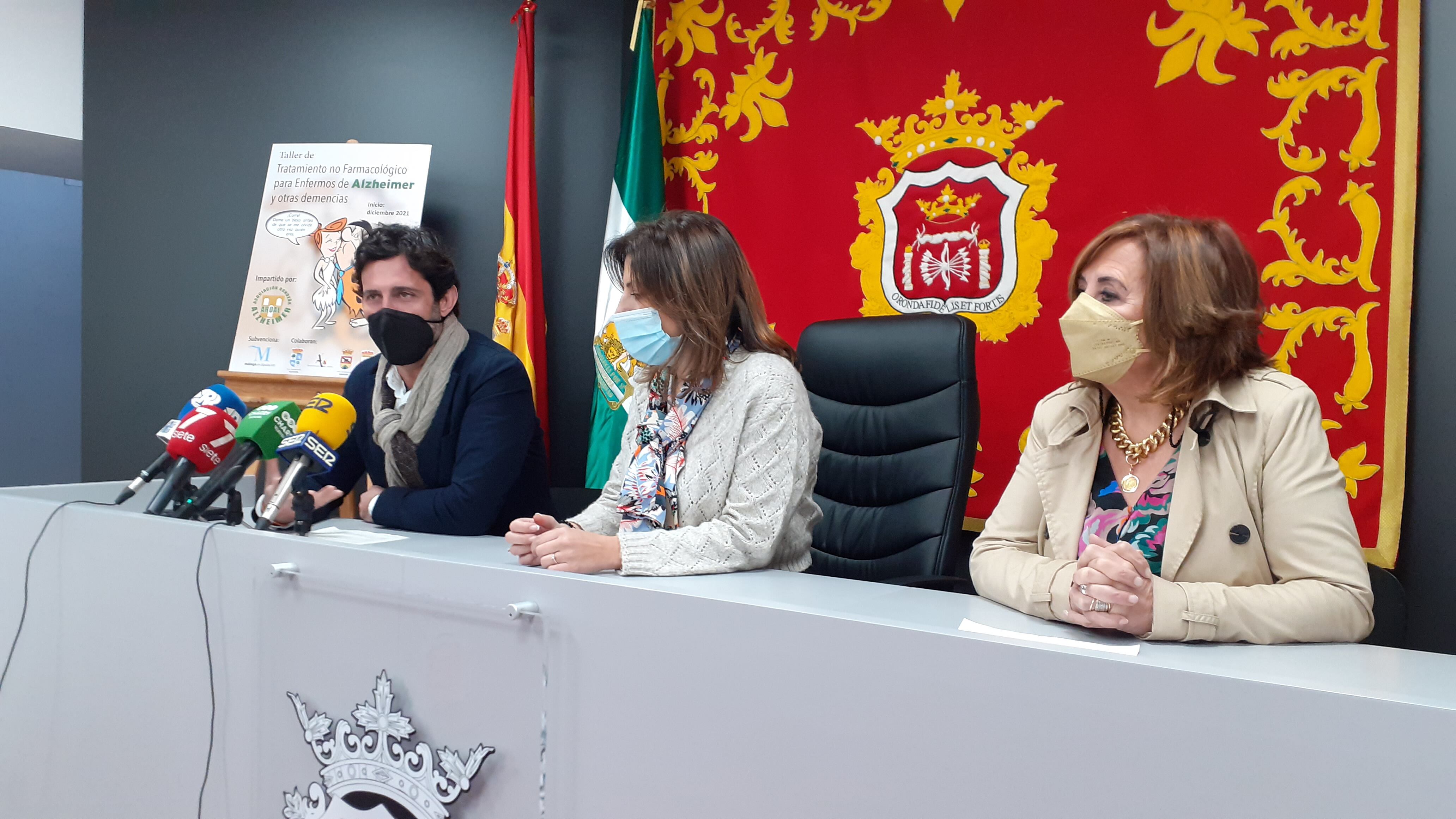 Paqui González, presidenta de Aroal, junto Francisco Martín en Ronda a la alcaldesa de Ronda y al diputado Francisco Martín