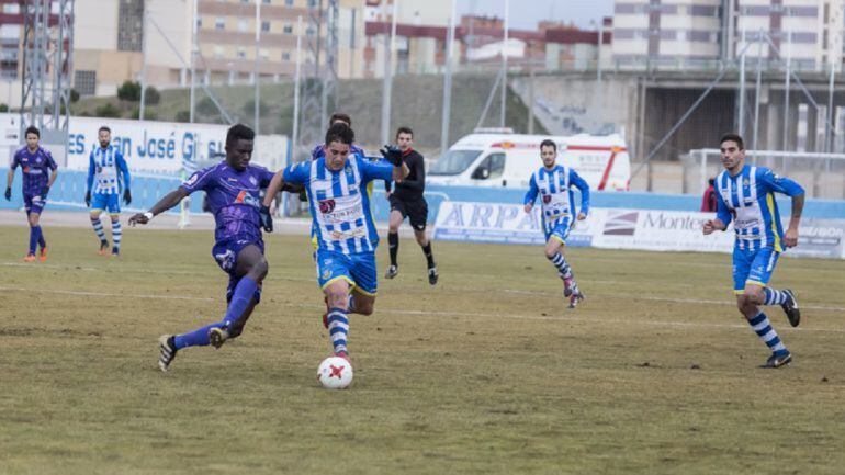 Adeva conduce el balón ante la presión de un jugador del Cristo la pasada temporada 