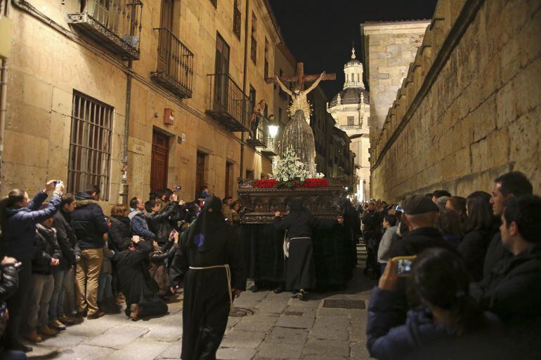 Numerosas personas en el entorno del Edificio Histórico de la Universidad de Salamanca (USAL) para seguir de cerca la procesión de la Hermandad Universitaria del Santísimo Cristo de la Luz y Nuestra Señora de la Sabiduría.