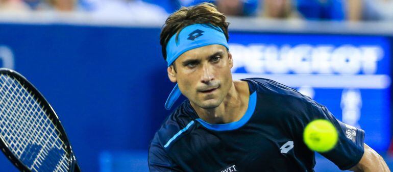 Ferrer ejecuta una volea en las semifinales de Cincinnati