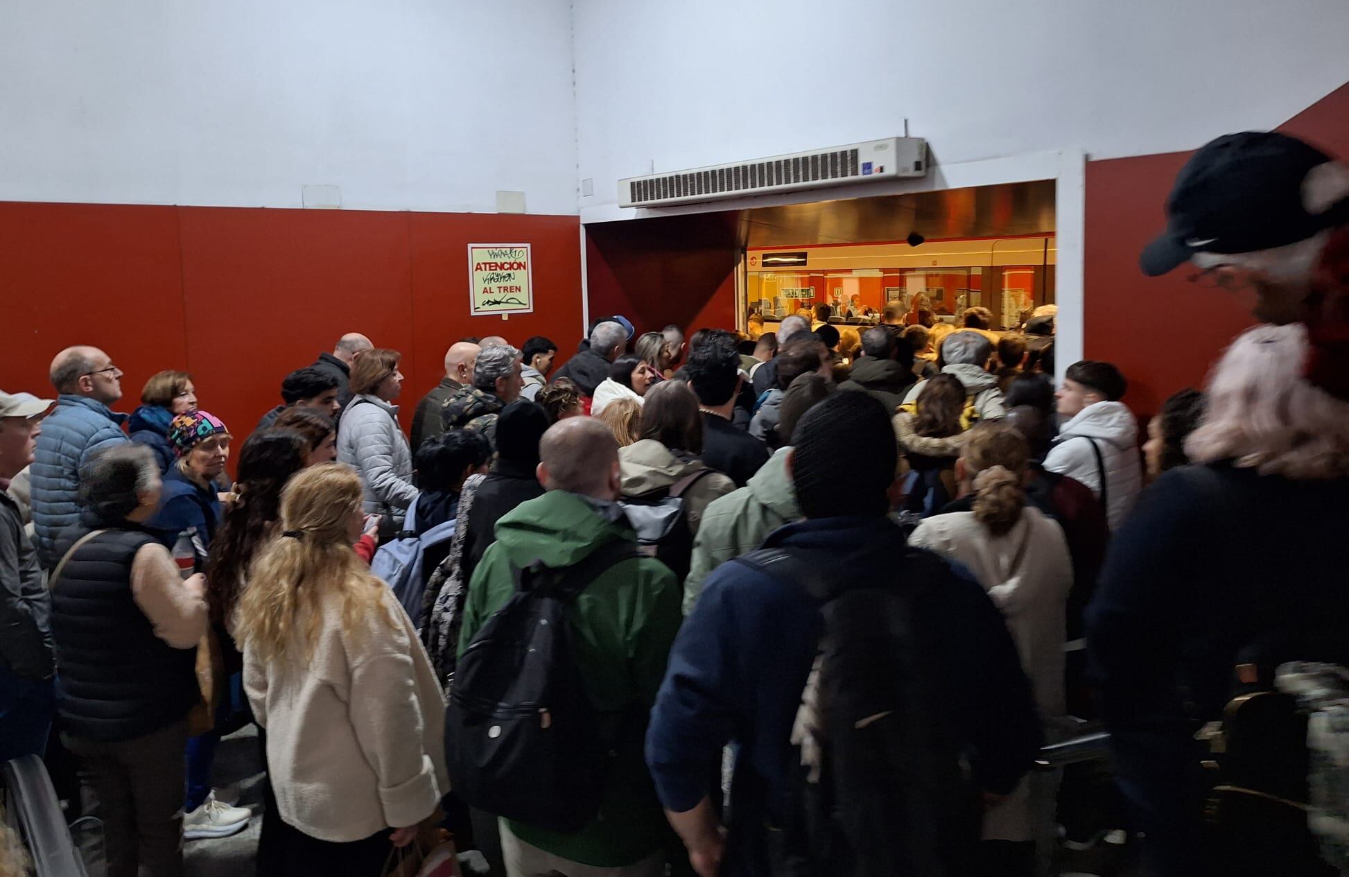 Cientos de pasajeros este lunes a mediodía en la estación de Cercanías de Málaga