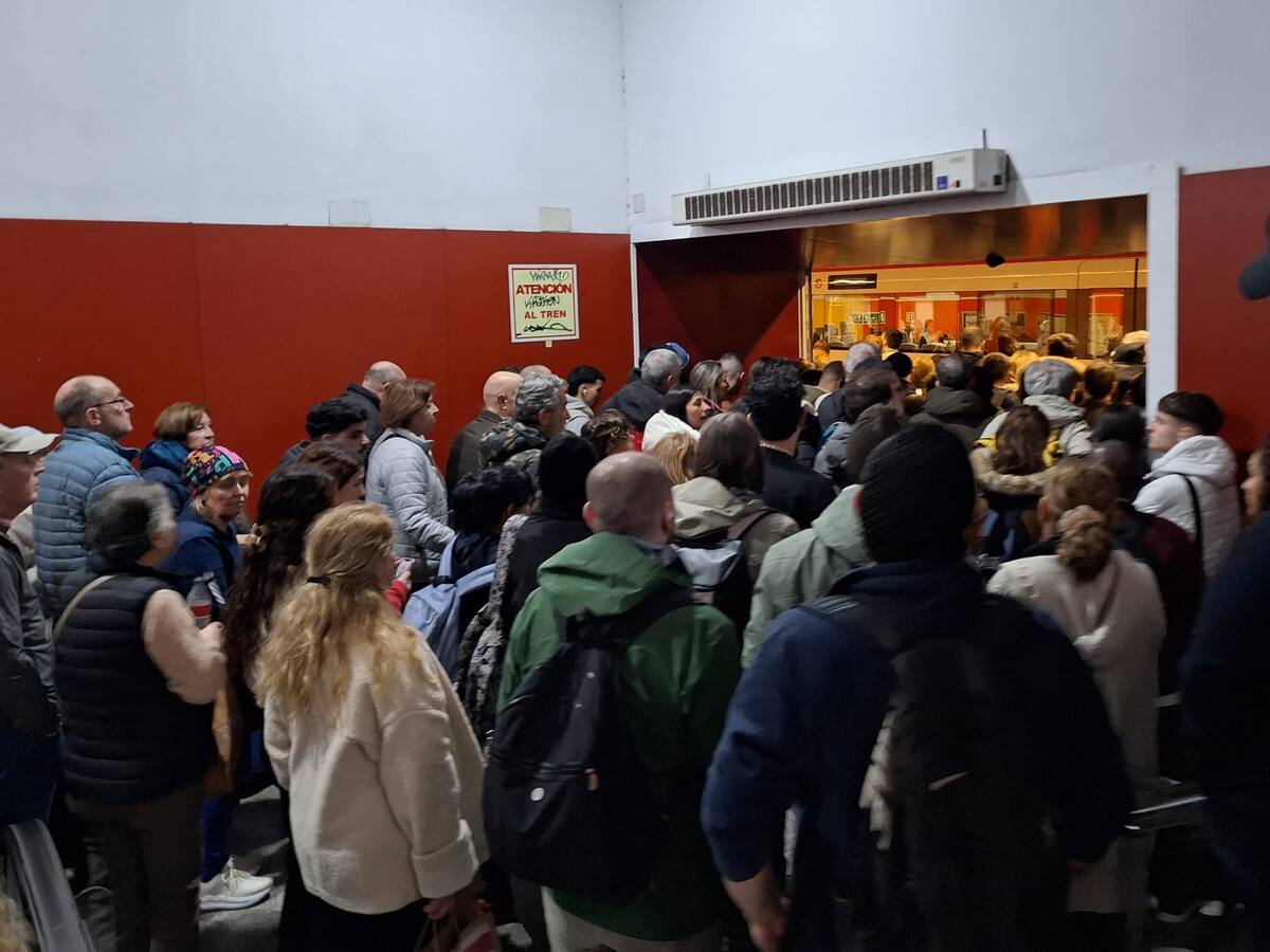 Colapso en el Cercanías de Málaga: la lluvia provoca demoras dejando a cientos de viajeros tirados en los andenes