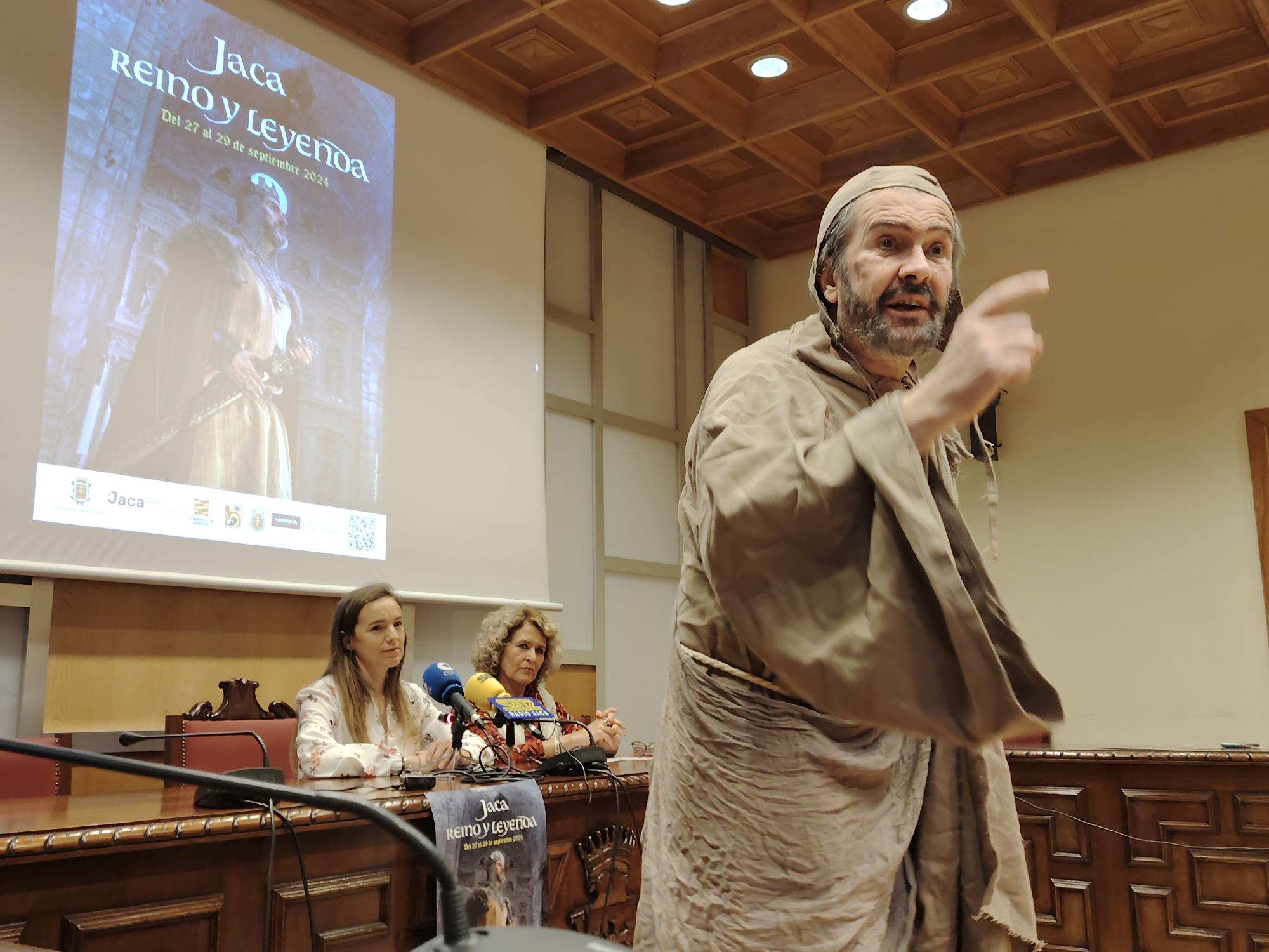 El actor y guionista de estas jornadas, Toño L´Hotellerie, ha sorprendido interpretando un fragmento del monólogo ‘Bernard, El Cantero’, que tendrá lugar el sábado 28 a las 12.30 en la plaza Ripa