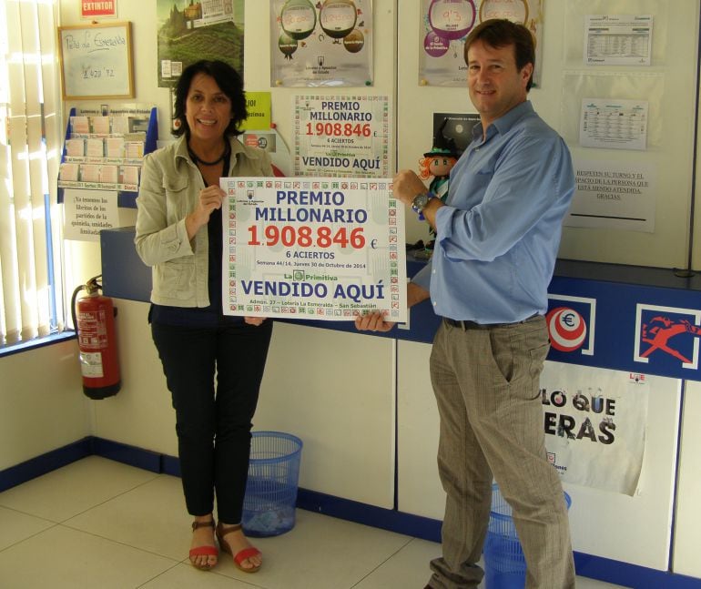 Alfredo, el responsable de la Administración, con la Delegada Comercial de Loterías y Apuestas del Estado en Gipuzkoa 