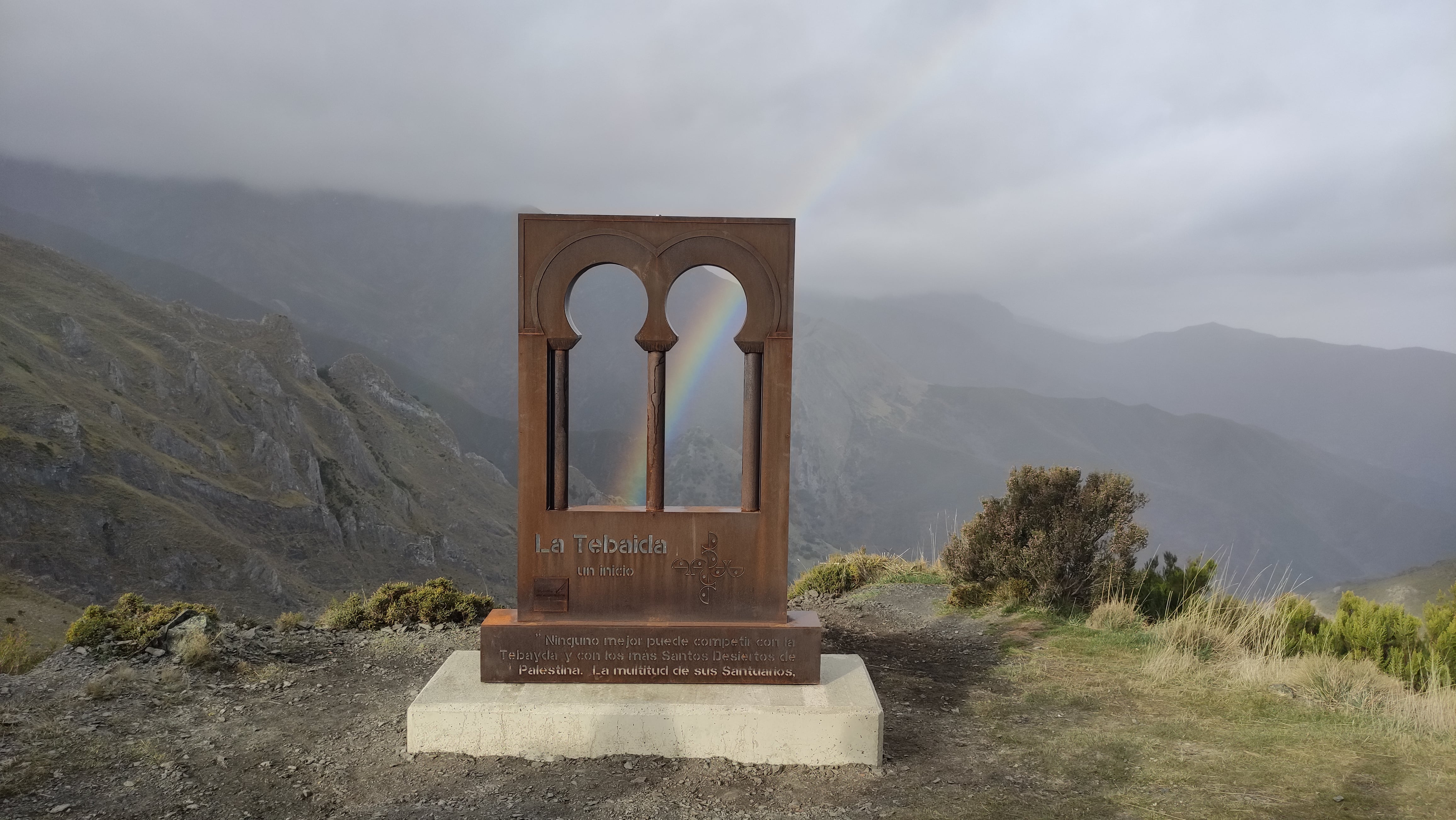 El mirador dispone de una reproducción de la puerta de la iglesia de Peñalba