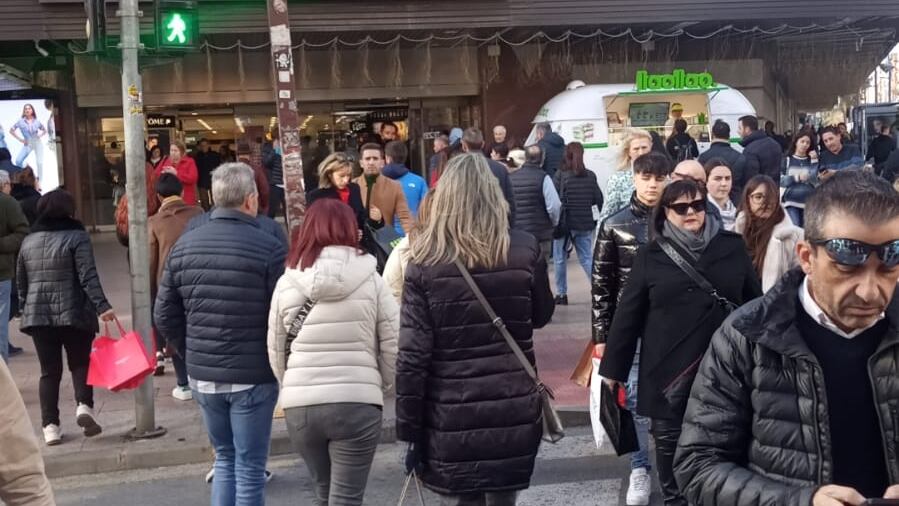 Avenida Maisonnave durante este primer domingo de rebajas